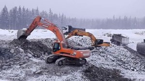 Работа экскаваторов ООО  ВОСТОК  на добыче хромитовой руды