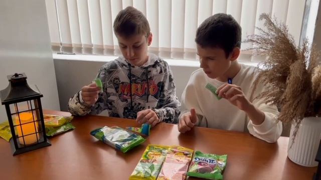 пробуем кислые сладости #кислые сладости #еда #мукбанг #сладости #chups Chups