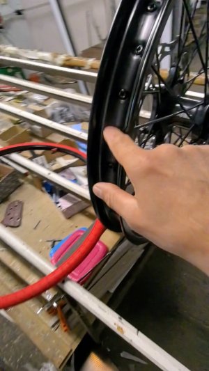 Установка тюблеса на колесо эндуро. Без инструкции.Tubles но не мусс.