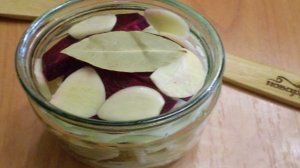 Маринованная капуста со свеклой и чесноком