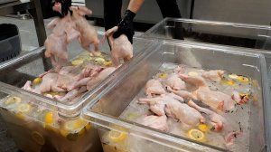 Жареный цыпленок на дубовых дровах с клейким рисом и грибами. Корейский ресторан