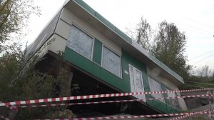 ПАВИЛЬОН НА КРАЮ ОБРЫВА И ЗАВАЛЕННЫЙ ЗЕМЛЕЙ КОТТЕДЖ