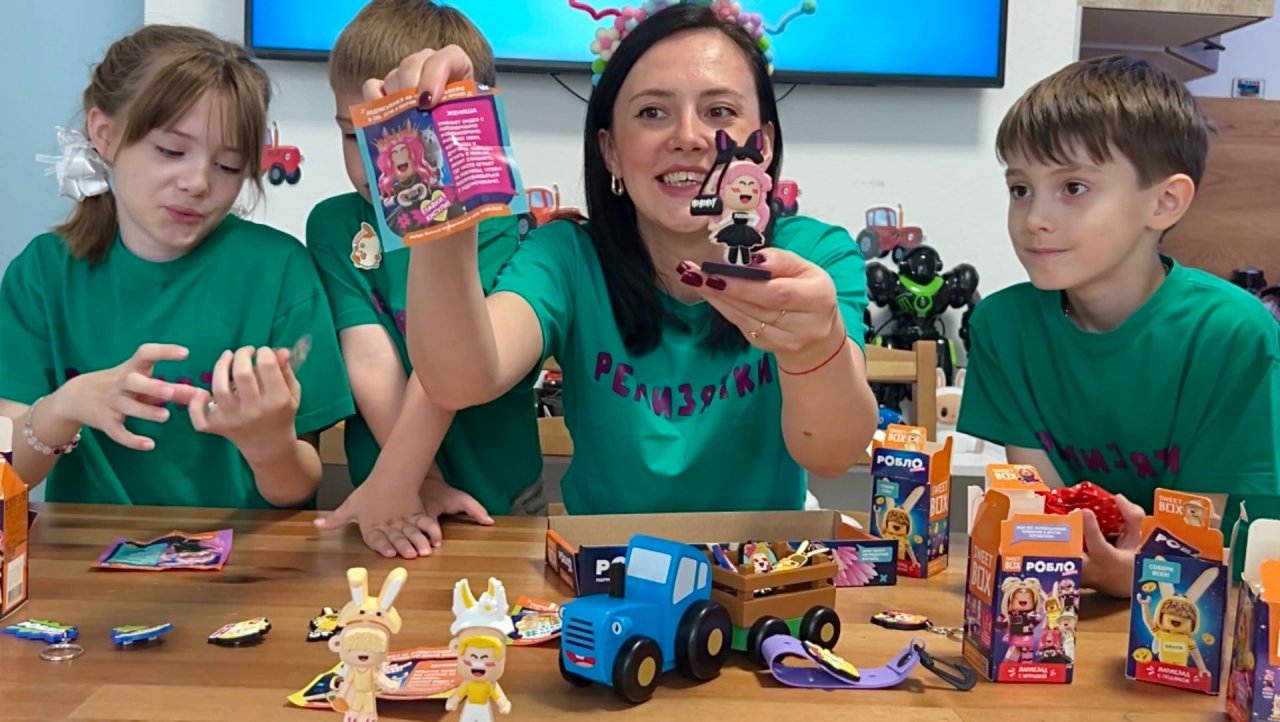 Распаковка коробочек SWEET BOX РОБЛОКС с Ремизятками и Синим трактором смотреть онлайн