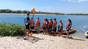 Зеленый лес, голубая река.