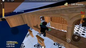 играю в выживание на Титанике в роблокс