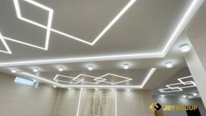 Натяжные потолки в 3-этажном доме: световые линии и трек-свет