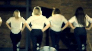 Девушки красиво танцуют в Новосибирске