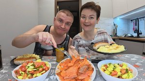 Мукбанг нафиг нам ИЗЫСКИ, САМЫЙ вкусный для нас ужин по РУССКИ купаты, форель, пюре и салатик)