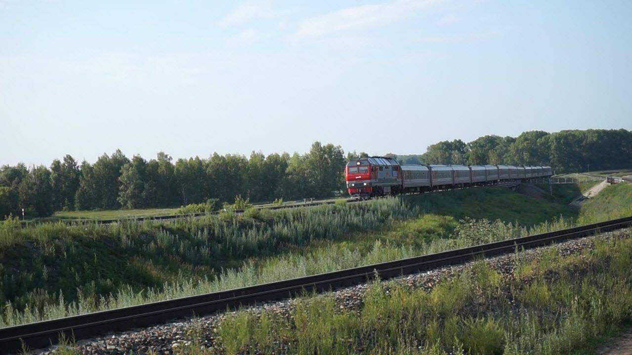 Тепловоз ТЭП70БС-269 с поездом "Просторы Алтая"