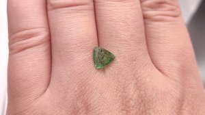 Турмалин Верделит триллион 0.98 ct. Мозамбик + гемм. заключение