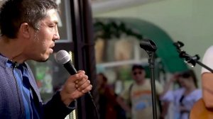 БРОДЯГА ОДИН В ОДИН СПЕЛ ВЫСОЦКОГО НА УЛИЦЕ ПОД ГИТАРУ