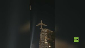 طائرة تحلق على ارتفاع منخفض جدا فوق المباني السكنية في مقاطعة موسكو