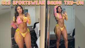 Красивая девушка примеряет Bikini