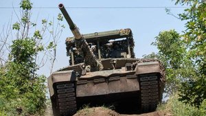 Экипаж танка Т-80БВМ уничтожил пункт управления БПЛА ВСУ в зоне спецоперации