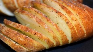 Картофель гармошкой с чесночным маслом