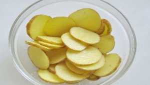 Картофель на шпажках в духовке