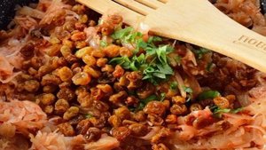 Кулебяка с капустой и изюмом