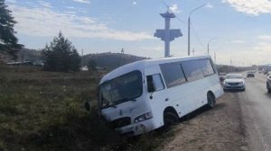 Медики осматривают шестерых человек после ДТП с автобусом в Бурятии