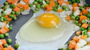 Коричневый рис с яйцом и овощами