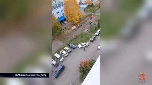 Ходил по двору с ножами