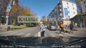 Пнул пожилую женщину? Получи волшебный пендель по заднице с разбегу 🤬👊