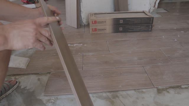 Строительные хитрости при укладки кривой плитки под Ламинат   #new #diy #ремонт