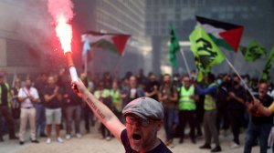 Протестующие дрались с полицией и громили улицы. Массовые беспорядки бушуют в Италии