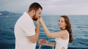 Влюбленные на яхте в море