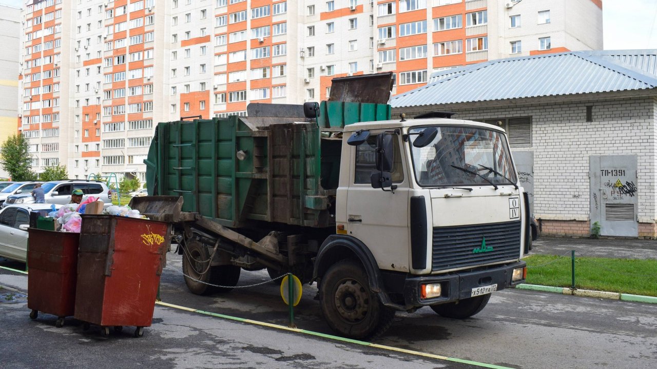 Мусоровоз МКМ-3403 на шасси МАЗ-5337A2 (Х 512 ТА 22) / Garbage truck MAZ-5337A2.
