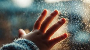 Трехлетняя девочка выжила, выпав с 10 этажа в Москве