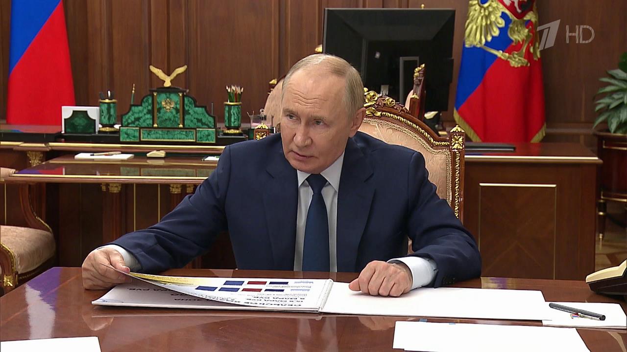 Владимир Путин провел рабочую встречу с главой Луганской народной республики Леонидом Пасечником смотреть онлайн