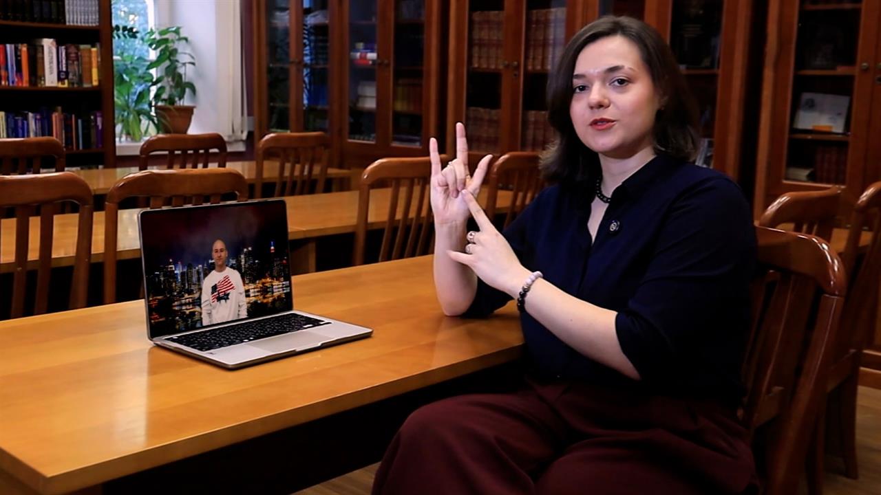 Эксперт объяснила, почему в жестовых языках слово "колбаса" выглядит по-разному