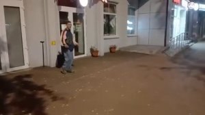 В Сыктывкаре школьники напали на человека, спящего на лавочке ради забавы !!!