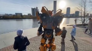 Трансформер Бамблби гуляет по Екатеринбургу. Реакция прохожих промо.