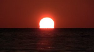 Эффектный закат Солнца в день осеннего равноденствия. Чёрное море. Сочи. https://ya.cc/7eVcKa