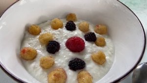 Йогурт на полдник.