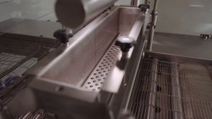 Оборудование для глазирования кондитерских изделий. Глазировочная машина с выкатной ванной