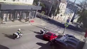 В Саратове питбайкер влетел в машину уезжая от погони.