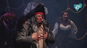В Смоленском драмтеатре с аншлагом прошла премьера пиратского мюзикла «Остров сокровищ»