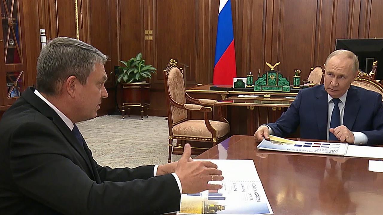 От восстановления инфраструктуры до вопроса кадров: ситуацию в ЛНР В. Путин обсудил с главой региона