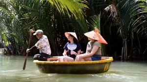 Завораживающие кадры увлекательной туристической прогулки на лодках у кокосового леса во Вьетнаме