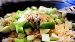 Кукурузный хлеб с колбасой и яблоками