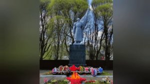 "У БРАТСКИХ МОГИЛ" Стихи Людмилы Анохиной