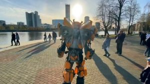 Настоящий робот трансформер гуляет по городу. Офигеть