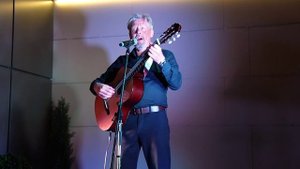 Moon river (Фрэнк Синатра). Исполняет Александр Платонов.