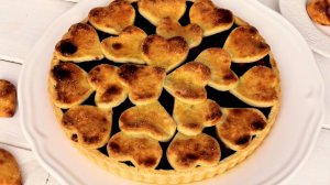 Праздничный пирог «Сердечки» с начинкой из вишни и яблок