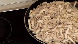 Жюльен в кокотницах с шампиньонами и курицей