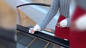 Жительница Петрозаводска показала грязные перила эскалаторов в ТРЦ «Макси».

#wekarelia #макси