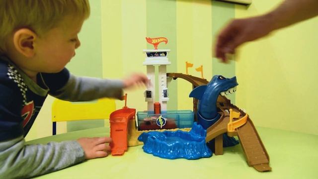 Тим хот вилс горка с акулой машинки меняющие цвет в воде #развлечение #детскоевидео #Тим #лучшие
