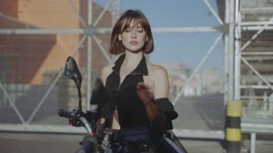 Девушка и скутер TRACER ADV 2.